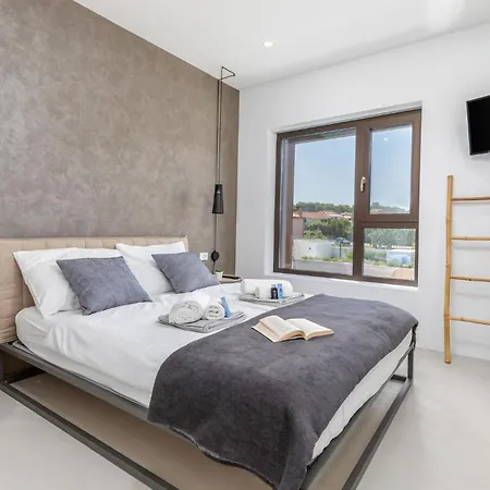 3 Bedroom Gorgeous In Holiday home *